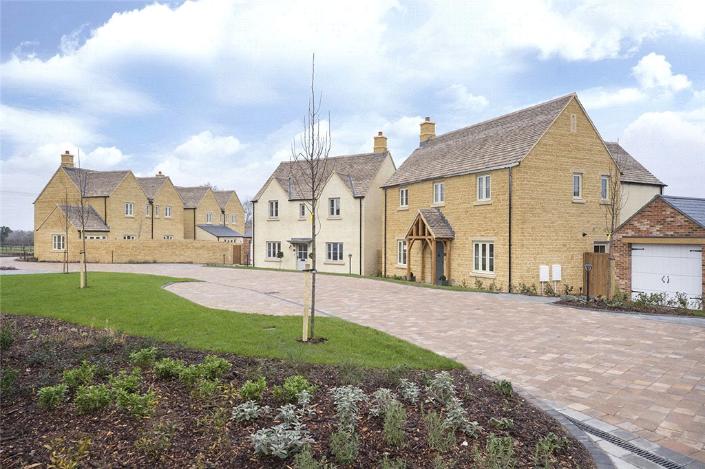 Houses in Cotswold Gardens, Broadway Road, Willersey